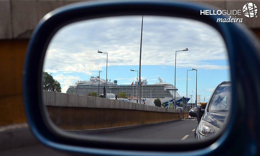 В зеркало заднего обзора